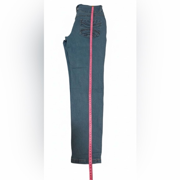 High-Waisted Blue Jeans - Picture 5 of 8